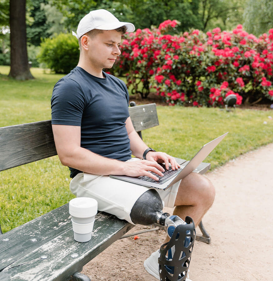 Persona con protesis trabajando en su computadora