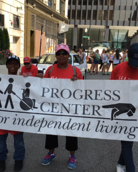 Miembros del Centro de Progreso de vida independiente en una marcha en apoyo de la fundación